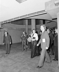 880314 Afbeelding van de ontvangst van prinses Beatrix en prins Claus in het Muziekcentrum Vredenburg te Utrecht,, ter ...